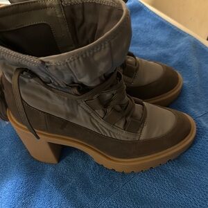 Dolce Vita women boots new without tags olive green extra strings Sz 6.5